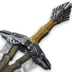 Réplica oficial de la espada utilizada por Thorin Oakenshield en la película “El Hobbit: La Batalla de los Cinco Ejércitos”, esta preciosa pieza de coleccionista tiene una longitud aproximada de 94 cm.