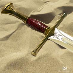 Espada de reproducción con licencia oficial de El Señor de los Anillos. Esta es la espada de Isildur, quien cortó el Anillo Único de la mano de Sauron con la empuñadura rota de la espada de su padre, Narsil.
