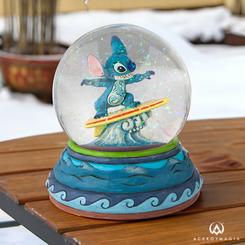 Preciosa bola de Navidad de Stitch. En esta ocasión ¡Stitch atrapa una ola dentro de tu bola de agua! El alienígena adoptivo hawaiano ha aprendido algunas cosas en su tiempo en la tierra,