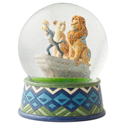 Entrañable bola de Navidad de El Rey León. Una reproducción elegante de la icónica escena de la roca del clan, esta bola de agua artesanal de "El Rey León" es una impresionante pieza de coleccionista. 