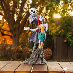 Déjate llevar por el encanto del mundo mágico y atemporal de Disney con esta espectacular figura oficial de Jack y Sally Deluxe, basada en la inolvidable película "Pesadilla antes de Navidad". 