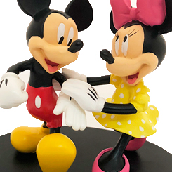 Clásica figura de Mickey y Minnie Mouse caminando. Realizada en resina (Polyresin) y pintada a mano. Medidas aproximadas 14 x 14 cm.