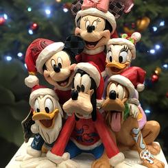 Preciosa figura de los personajes de Walt Disney haciéndose la típica foto de Navidad, el artista Jim Shore ha elaborado esta figura de Navidad con unos 18 cm., 
