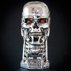 Enviada en el tiempo desde el futuro, esta caja con licencia oficial del busto Terminator T-800, es impresionante el detalle del sistema hidráulico superpuesto sobre una estructura esquelética metálica. 