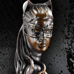 Impresionante escultura realizada en bronce de Selina Kyle (Catwoman) interpretada por Anne Hathaway basada en la película de The Dark Knight Rises realizada por Christopher Nolan.
