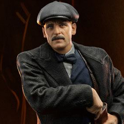 Con paso firme y la mirada puesta en su objetivo, el malhumorado mafioso camina por el suelo rústico y sucio de algún hangar en Inglaterra en plena Revolución Industrial