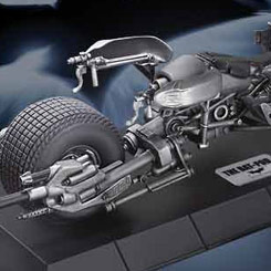 La impresionante réplica de la Moto de Batman “Bat-Pod” te transportará al mundo de El Caballero Oscuro "The Dark Knight". Esta figura, elaborada con una exquisita atención al detalle en fundición