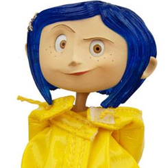 Llévate a casa una parte de su magia divertida y espeluznante con esta muñeca Coraline flexible de 18 cm con ropa de tela real. Está vestida con un impermeable y botas de lluvia