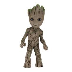 Impresionante figura oficial de Groot basada en la película Guardianes de la Galaxia Vol.2. Esta preciosa figura de aproximadamente 76 cm de altura está realizada en espuma y látex. 