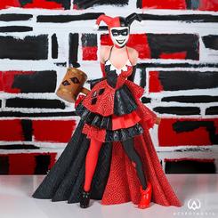 Espectacular figura de Harley Quinn basada en el comic de DC Comic. En esta impresionante figura de Alta Costura se ha puesto un cuidado especial en la recreación de los detalles 