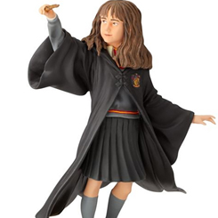 Figura oficial Hermione Year One Wizarding World basada en la fabulosa saga creada por J. K. Rowling. Esta preciosa figura realizada en resina tiene unas dimensiones aproximadas de 18,5 x 13 x 13 cm.,