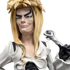 Preciosa figura oficial de Jareth de la película Labyrinth (1986). Esta figura está realizada en vinilo con unas medidas aproximadas de 5,6 x 16,5 x 8 cm.