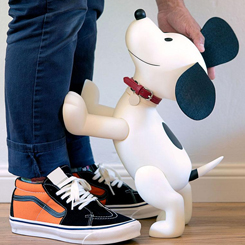 Si creciste con Peanuts, ¡aquí tienes el cachorro con el que siempre has soñado! ¡Este Snoopy de vinilo tiene una altura aproximada de 30 cm y las orejitas son de fieltro suave y un collar real 