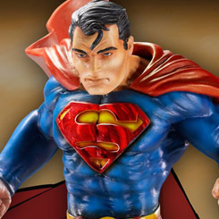 Espectacular figura de Superman basada en el famoso personaje de DC Comics. Esta pieza de coleccionista está fabricada en poliresina terminada y pintada a mano.