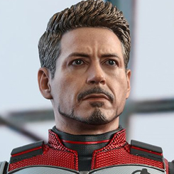 Detallada figura Edición Limitada de Tony Stark (Team Suit) basado en la película “Avengers Endgamer” interpretado por Robert Downey Jr, figura creada por la firma Hot Toys basándose en los bocetos originales de Marvel 