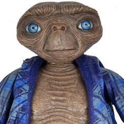 ¡Esta figura de acción definitiva celebra el 40 aniversario del amado clásico! Trae la magia y la emoción de E.T. El extraterrestre a tu mundo. Como tu amistad con E.T.