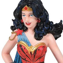Maravillosa figura de Wonder Woman basada en el comic de DC Comic. En esta impresionante figura de Alta Costura se ha puesto un cuidado especial en la recreación de los detalles de vestidos,