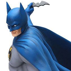 Espectacular figura oficial de Batman realizada en resina con unas medidas aproximadas de 37,5 x 35,5 x 38 cm., Como en respuesta a la oración por los asediados ciudadanos de Gotham