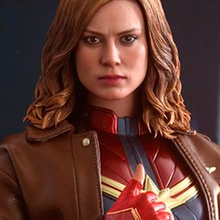 Preciosa figura 1/6 Captain Marvel Deluxe interpretada por Brie Larson, figura creada por la firma Hot Toys basándose en los bocetos originales de Marvel para la película, la figura cuenta con más de 30 puntos 