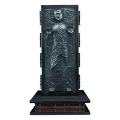 Una imagen inmortalizada en la historia del cine galáctico cobra vida con esta impresionante figura Han Solo en Carbonita a escala 1/6, una obra de colección que mide aproximadamente 38 cm de altura.