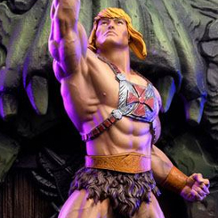 En el lejano planeta Eternia en el centro del universo, frente a un místico castillo secular con la entrada en forma de calavera, un musculoso guerrero de piel bronceada 