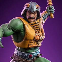 En un campo de batalla en el distante planeta Eternia, un guerrero experto y valiente se apresura a defender su reino. Vistiendo una armadura naranja sobre una malla verde