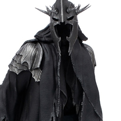Figura Witch-King fabricada en Polystone. Pintada a mano. Mide aproximadamente 15 x 12 x 27 cm. Escala 1/10. Edición limitada. Sobre la base en forma de tierra abrasadora de la tierra oscura de Mordor