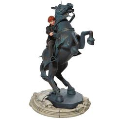 Espectacular figura de Ron montado en el caballo del tablero de ajedrez basado en la saga de Harry Potter. Esta preciosa figura está realizada en poliresina y tiene una altura aproximada de 30,5 cm.