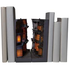 Precioso sujetalibros con la forma del misterioso Diagon Alley basada en la saga de Harry Potter. Este fantástico sujetalibros tiene función Light Up que da un toque mágico a tu estantería. 