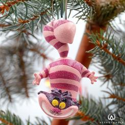 Dale un toque mágico a tu Navidad con el adorno de Cheshire basado en el clásico "Alicia en el País de las Maravillas". Este adorno festivo te permite añadir un toque Disney único a tu árbol, sin necesidad de adentrarte en detalles complicados.