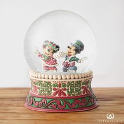 Entrañable bola de Navidad de Mickey y Minnie. Una reproducción elegante de la icónica escena victoriana, esta bola de agua artesanal de Mickey y Minnie es una impresionante pieza de coleccionista.