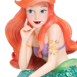Deslumbrante figura de Ariel basada en el clásico La Sirenita de 1989. En esta impresionante figura Showcase se ha puesto un cuidado especial en la recreación de los detalles de vestidos, joyas y accesorios de esta preciosa