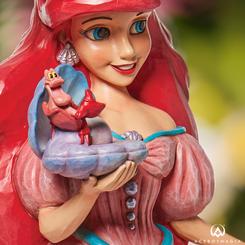 Preciosa figura de Ariel con la Luna basada en el clásico de Walt Disney “La Sirenita” de 1989, el artista Jim Shore ha creado esta preciosa figura de Ariel, la figura tiene unas dimensiones aproximadas de 40 x 30 x 23 cm