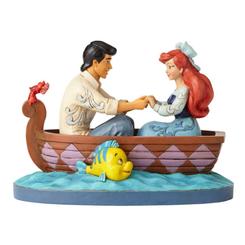 Preciosa figura de Ariel y el Principe Eric basada en el clásico de Walt Disney “La Sirenita” de 1989, el artista Jim Shore ha creado esta preciosa figura de Ariel con Eric.