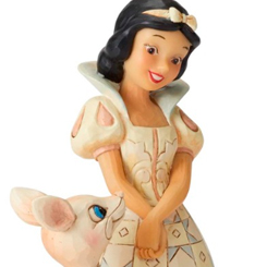 Preciosa figura de Blancanieves y sus amigos del bosque que se reúnen con entusiasmo alrededor de su querida princesa, esta preciosa figura está basada en la película de 1937 realizada por Walt Disney “Blancanieves y los 7 Enanitos” 