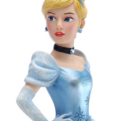 Preciosa figura de la Cenicienta de la línea Showcase basada en el clásico La Cenicienta de 1950. En esta impresionante figura se ha puesto un cuidado especial en la recreación de los detalles de vestidos y accesorios 