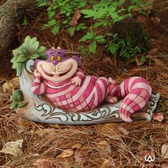 Simpática figura del Gato Cheshire tumbado en un árbol basado en el clásico de Alicia en el País de las Maravillas de Walt Disney. Con esta figura de cerca de 7 cm., de altura