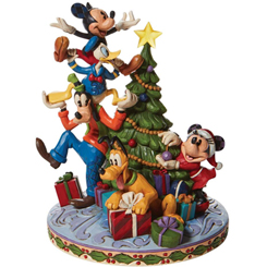 Preciosa figura de los personajes de Walt Disney decorando el árbol de Navidad, el artista Jim Shore ha elaborado esta figura de Navidad con unos 21 cm., de altura en donde se ha mezclado la magia de las figuras de Walt Disney