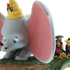 Impresionante figura de Dumbo, Timothy, Jim Crow & Brothers basada en la película de 1941 Dumbo, de Walt Disney. Esta preciosa figura recrea la escena donde Timothy, Jim Crow y sus hermanos ayudan a Dumbo a volar. 