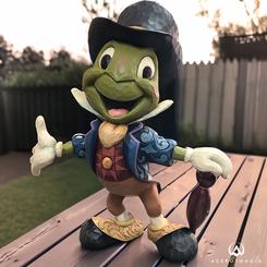 Figura de El Gran Pepito Grillo (Jiminy Cricket) basado en el clásico de Disney Pinocchio, Jim Shore ha elaborado esta figura con unos 37 cm., de altura en donde se ha mezclado la magia de las figuras de Walt Disney