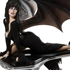 Réplica oficial de Elvira Mistress of the Dark edición limitada a 2500 unidades. Esta preciosa figura está realizada en poliresina, tela y metal. Esta edición numerada tiene unas dimensiones aproximadas de 36 x 50 x 42 cm.