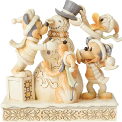 Preciosa figura de los personajes de Walt Disney haciendo un muñeco de nieve titulada Fab Four White Woodland by Heart, el artista Jim Shore ha elaborado esta figura de Navidad con unos 15 cm.