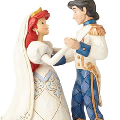 Preciosa figura Felicidad Conyugal de Ariel y el Principe Eric basada en el clásico de Walt Disney “La Sirenita” de 1989, el artista Jim Shore ha creado esta preciosa figura de Ariel con Eric, 