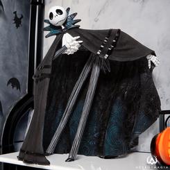 Espectacular figura oficial de Jack Skellington Deluxe basada en la película de Pesadilla antes de Navidad. Esta preciosa figura está realizada en resina y tiene una altura 20 cm. 