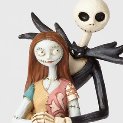 Figura de Jack skellington y Sally basada en la película de Pesadilla Antes de Navidad, con unas medidas aproximadas de 22 x 10 x 6 cm., se ha mezclado la magia de las figuras de Walt Disney