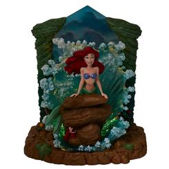 Espectacular figura de La Sirenita de la línea Showcase Disney Collection basada en el clásico La Sirenita de (1989). En esta impresionante figura se ha puesto un cuidado especial en la recreación de los detalles de vestidos