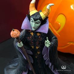 Figura de la Malvada Maléfica Halloween, donde se recrea la secuencia culminante del clásico de la Bella Durmiente de Walt Disney, con unas medidas aproximadas de 21 x 10 x 18 cm.,