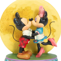 Preciosa figura de  Mickey y su amada Minnie bailan a la luz de la luna en esta encantadora pieza que celebra el romance primaveral, figura con unos 16 cm., de altura en donde se ha mezclado la magia de las figuras de Walt Disney