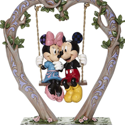 Tierna figura de Mickey Mouse y Minnie Mouse en el columpio. Esta preciosa figura cuenta con unas medidas aproximadas de 22,5 x 19 x 6 cm., se ha mezclado la magia de las figuras de Walt Disney con el arte Heartwood Creek 