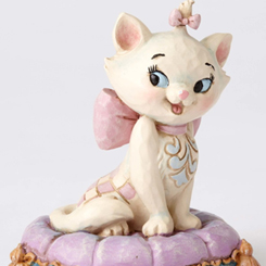 Figura de la gatita Marie del clásico Disney “Los Aristogatos” elaborada por el artista Jim Shore. En esta figura que tiene unas dimensiones aproximadas de 7 x 6 x 7 cm.,  se ha mezclado la magia de las figuras de Walt Disney 